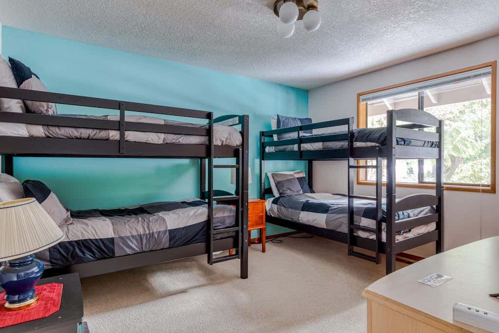 Beautiful golf-course-view home with pool & tennis access, private hot tub & W&D