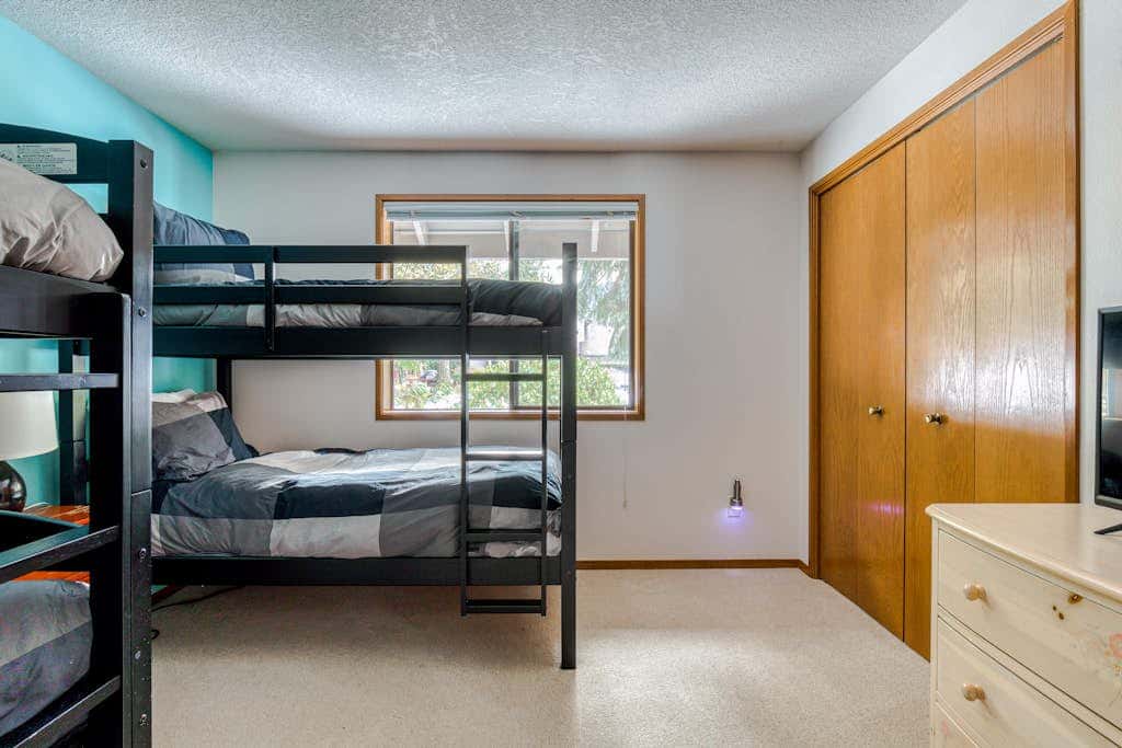 Beautiful golf-course-view home with pool & tennis access, private hot tub & W&D