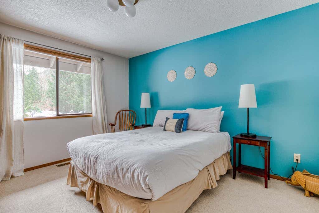 Beautiful golf-course-view home with pool & tennis access, private hot tub & W&D