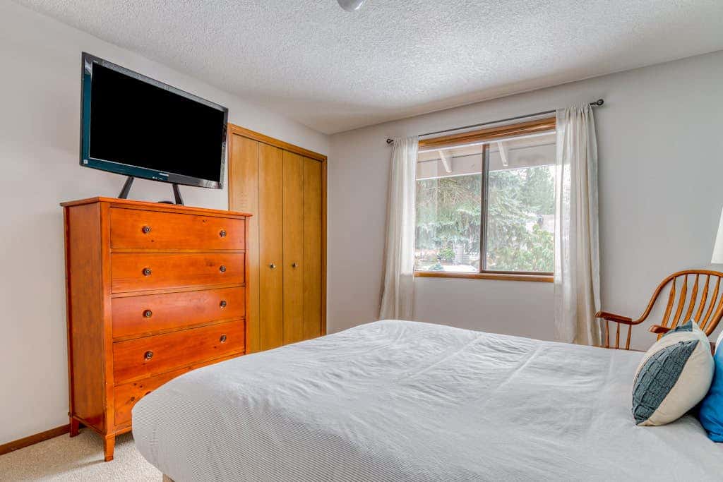Beautiful golf-course-view home with pool & tennis access, private hot tub & W&D