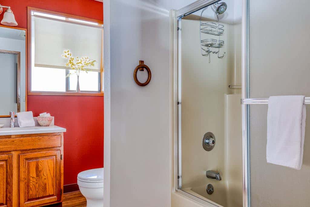 Beautiful golf-course-view home with pool & tennis access, private hot tub & W&D