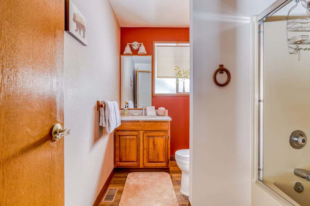 Beautiful golf-course-view home with pool & tennis access, private hot tub & W&D