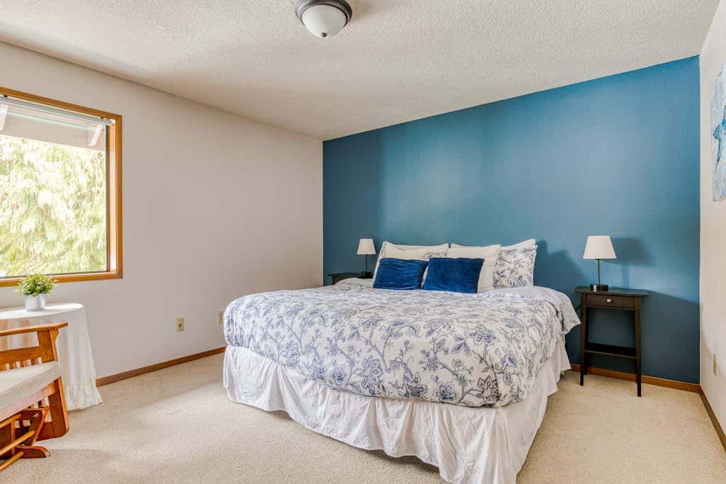Beautiful golf-course-view home with pool & tennis access, private hot tub & W&D