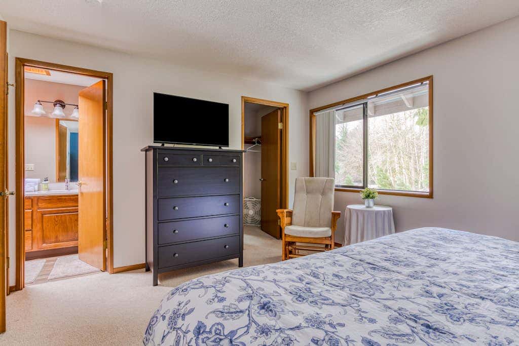 Beautiful golf-course-view home with pool & tennis access, private hot tub & W&D