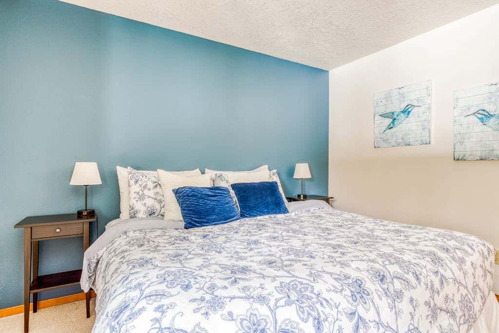 Beautiful golf-course-view home with pool & tennis access, private hot tub & W&D