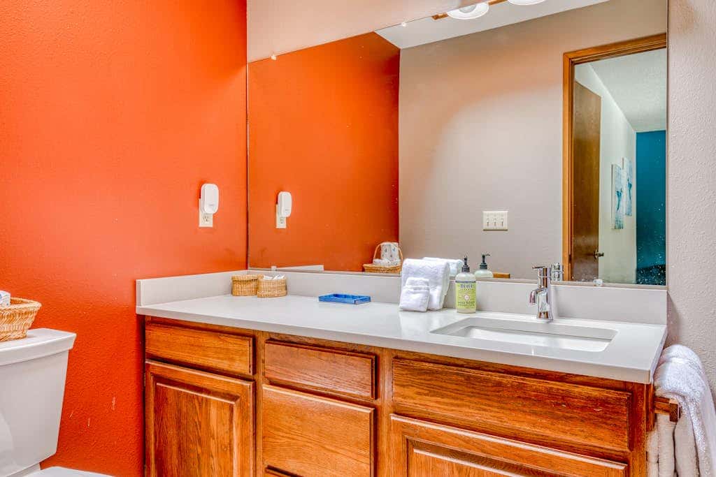 Beautiful golf-course-view home with pool & tennis access, private hot tub & W&D