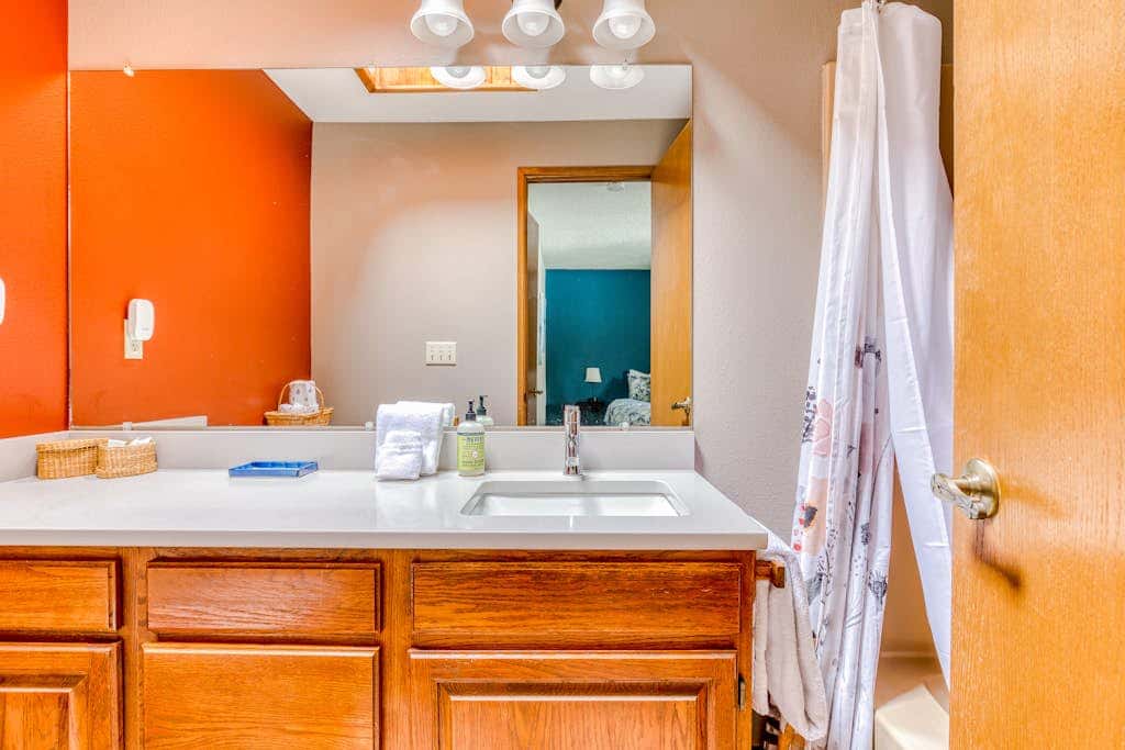 Beautiful golf-course-view home with pool & tennis access, private hot tub & W&D
