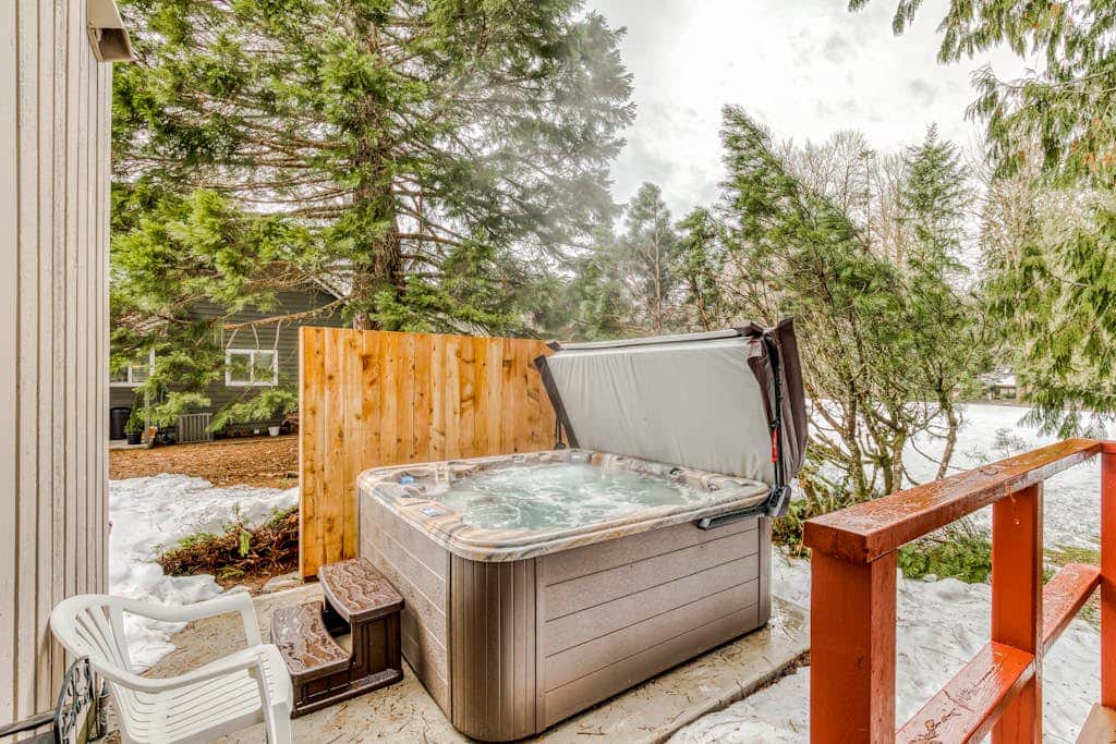 Beautiful golf-course-view home with pool & tennis access, private hot tub & W&D