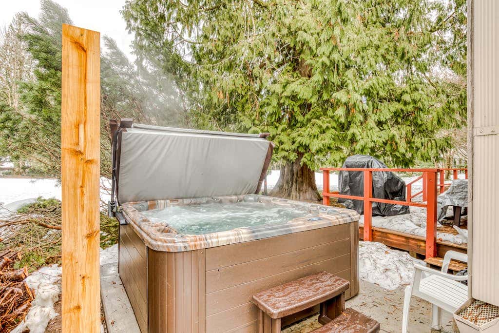 Beautiful golf-course-view home with pool & tennis access, private hot tub & W&D
