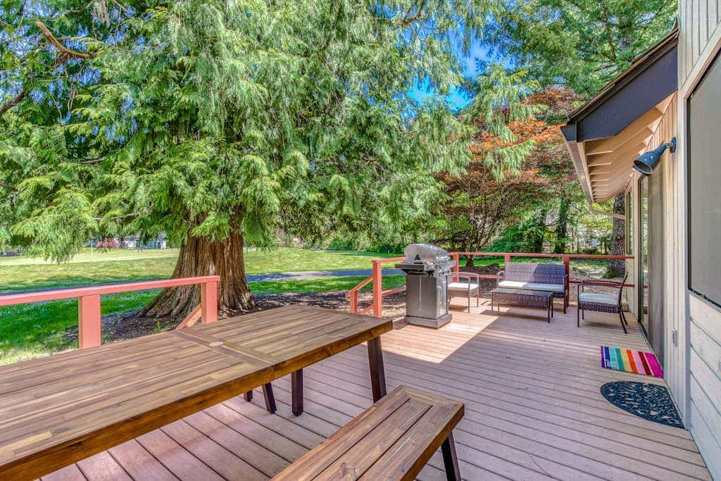 Beautiful golf-course-view home with pool & tennis access, private hot tub & W&D