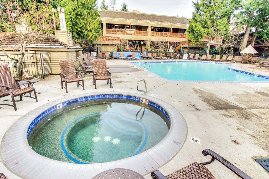 Beautiful golf-course-view home with pool & tennis access, private hot tub & W&D