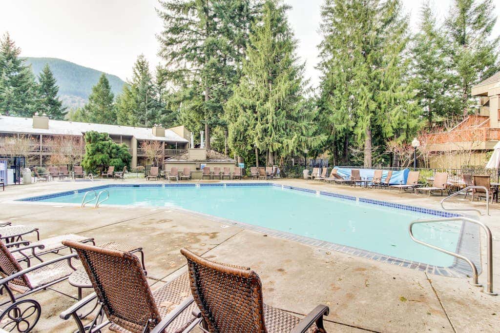 Beautiful golf-course-view home with pool & tennis access, private hot tub & W&D