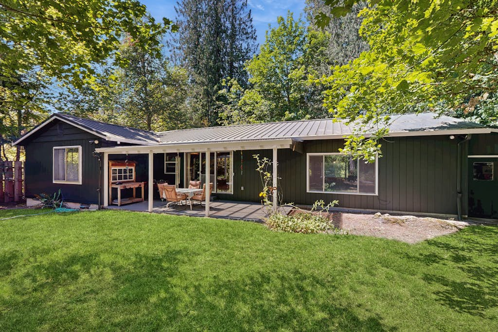 Spacious home with full kitchen, wifi, private backyard & grill