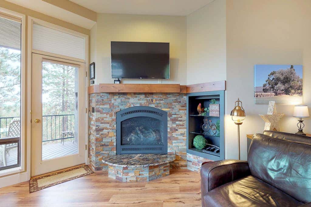 Comfortable condo with private hot tub & great location