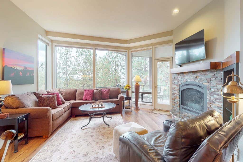 Comfortable condo with private hot tub & great location