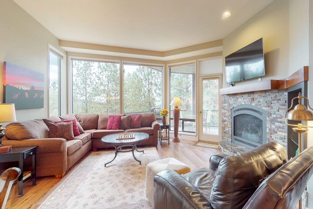 Comfortable condo with private hot tub & great location