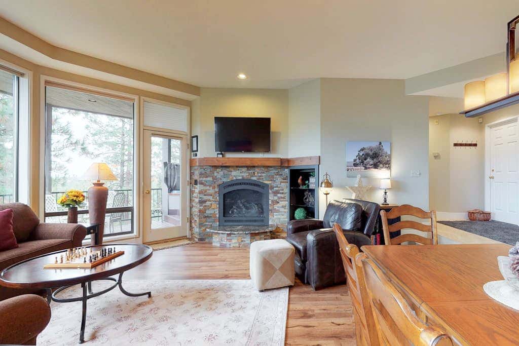 Comfortable condo with private hot tub & great location