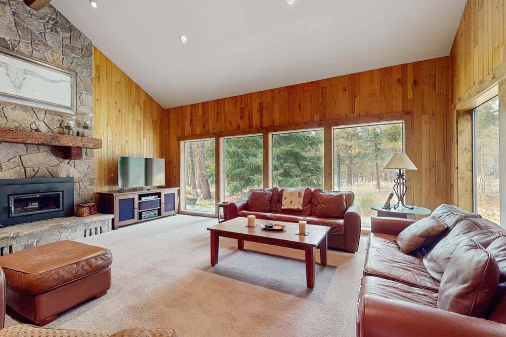 Spacious dog-friendly home with private hot tub, deck, basketball court & WIFI