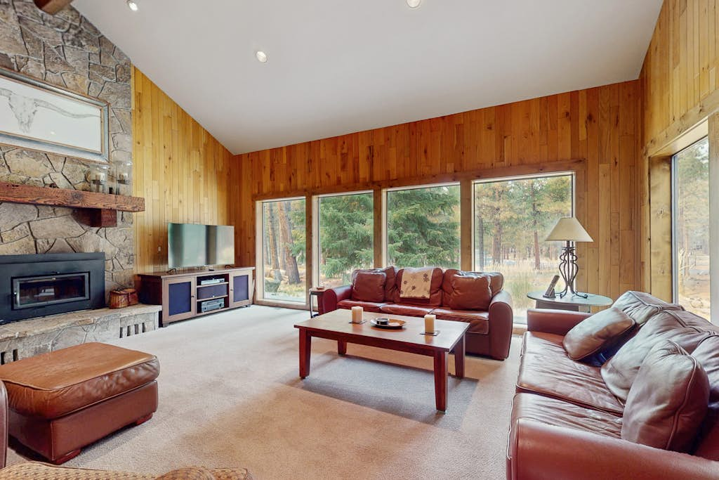 Spacious dog-friendly home with private hot tub, deck, basketball court & WIFI