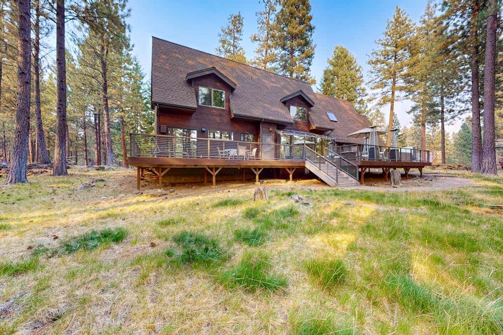 Spacious dog-friendly home with private hot tub, deck, basketball court & WIFI