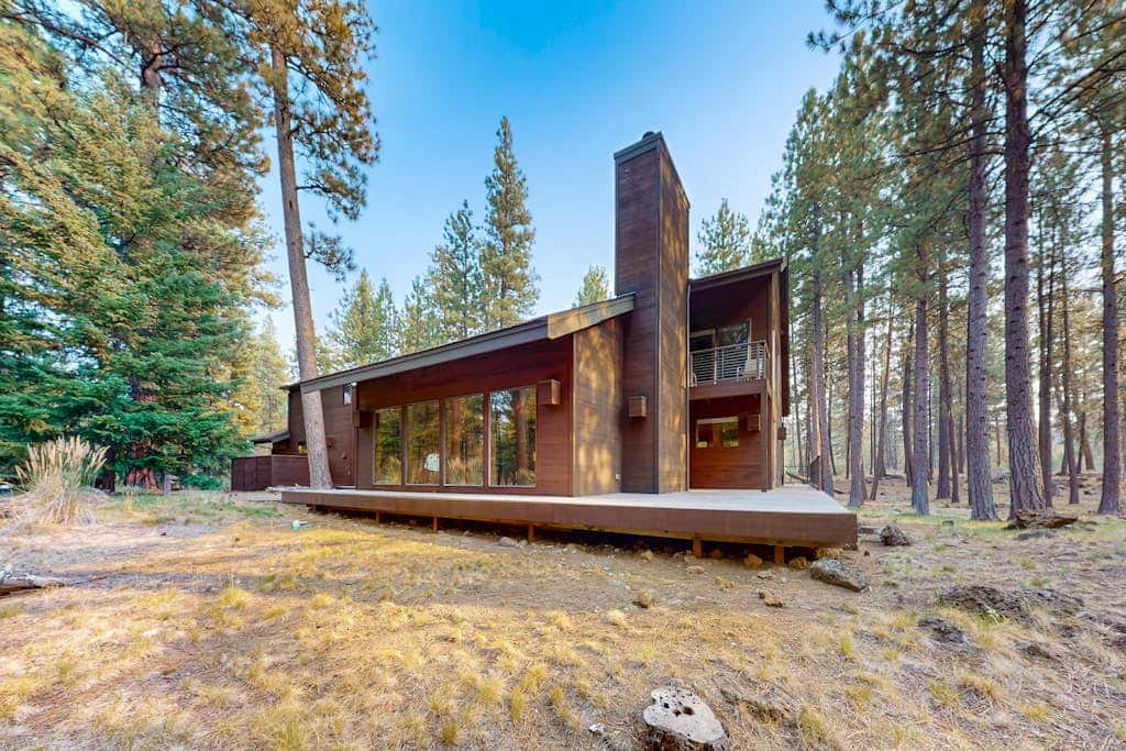 Spacious dog-friendly home with private hot tub, deck, basketball court & WIFI