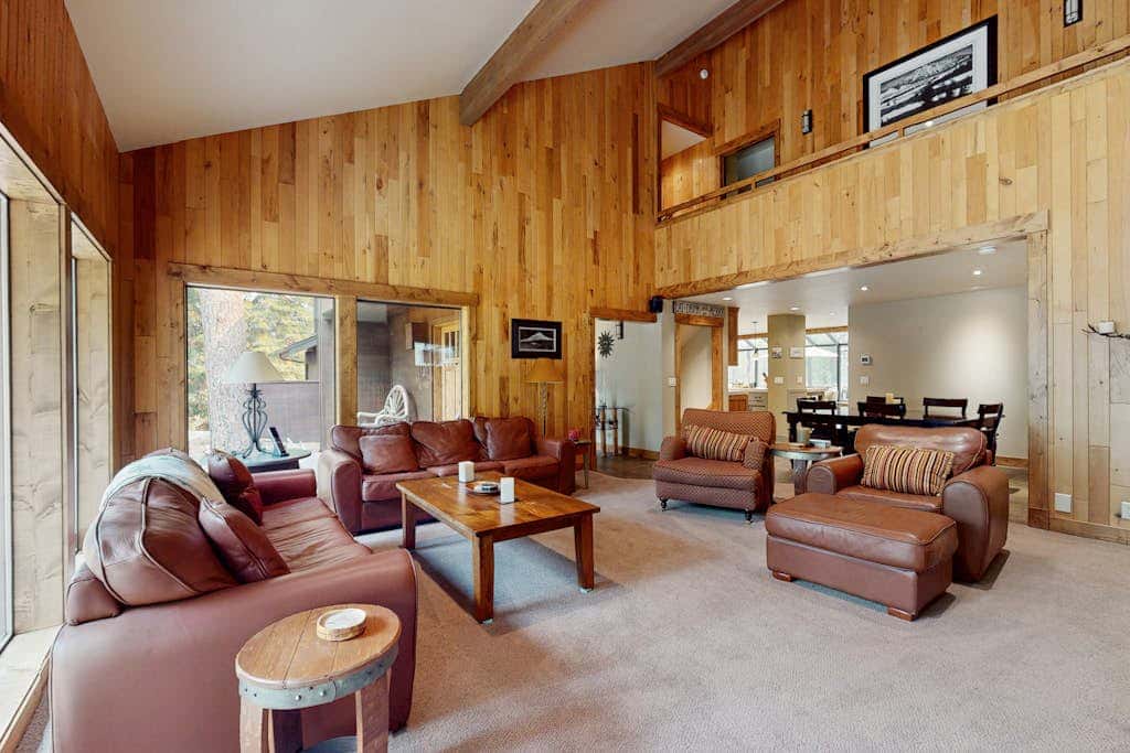 Spacious dog-friendly home with private hot tub, deck, basketball court & WIFI