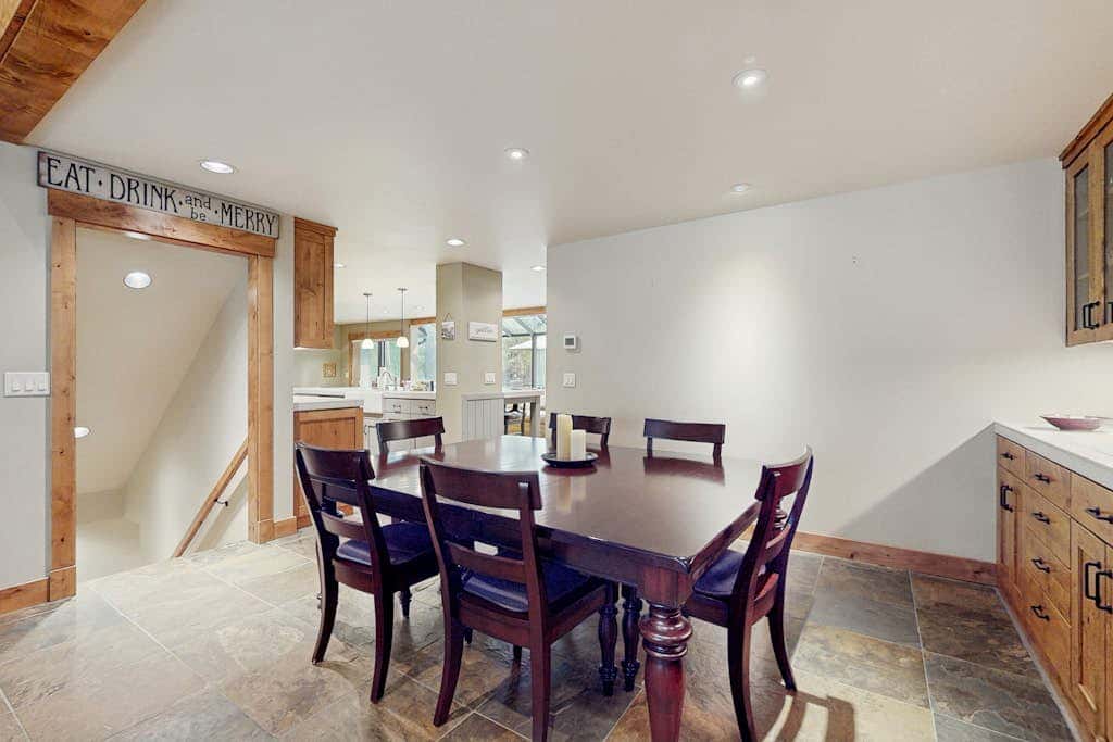 Spacious dog-friendly home with private hot tub, deck, basketball court & WIFI