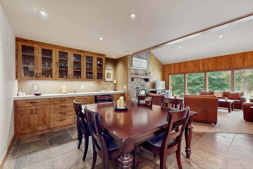 Spacious dog-friendly home with private hot tub, deck, basketball court & WIFI