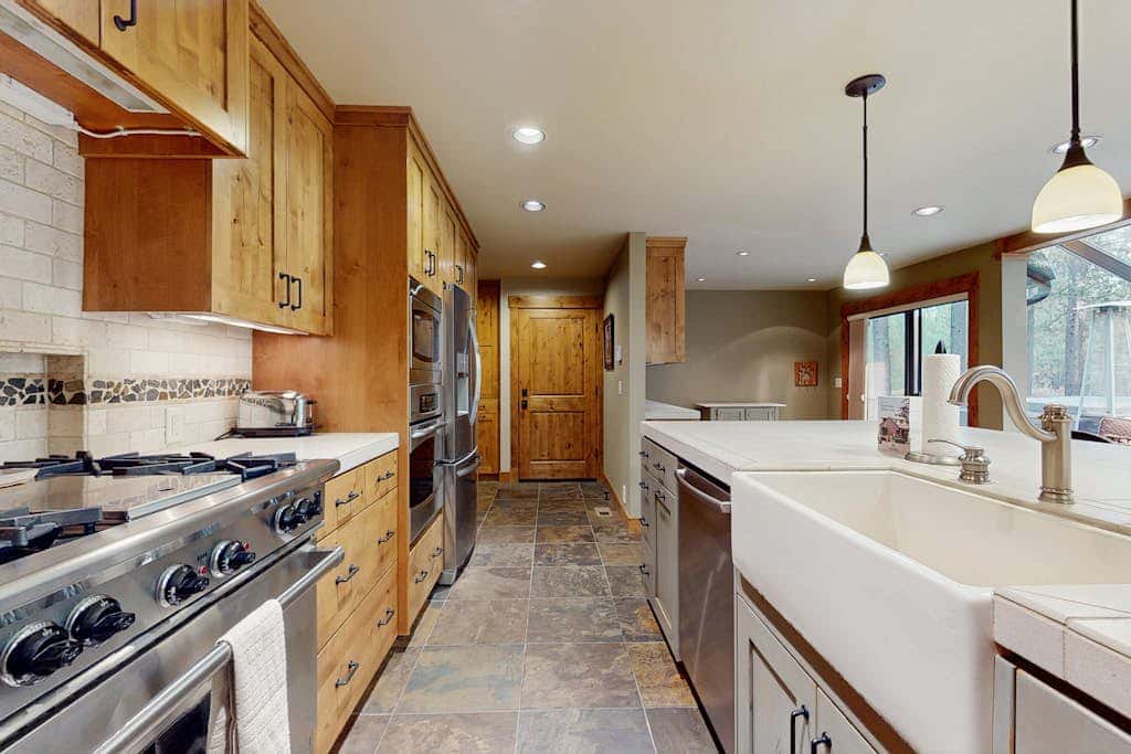 Spacious dog-friendly home with private hot tub, deck, basketball court & WIFI