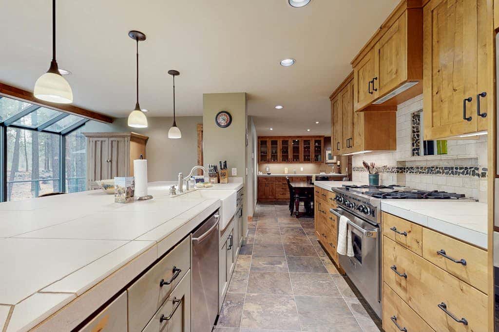 Spacious dog-friendly home with private hot tub, deck, basketball court & WIFI
