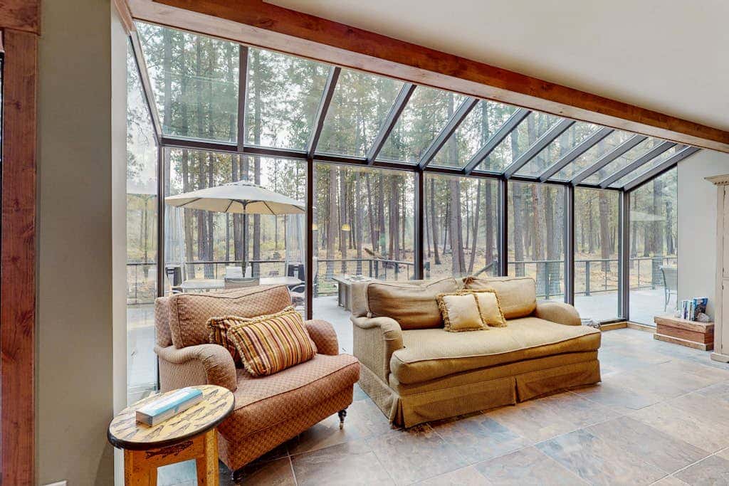 Spacious dog-friendly home with private hot tub, deck, basketball court & WIFI