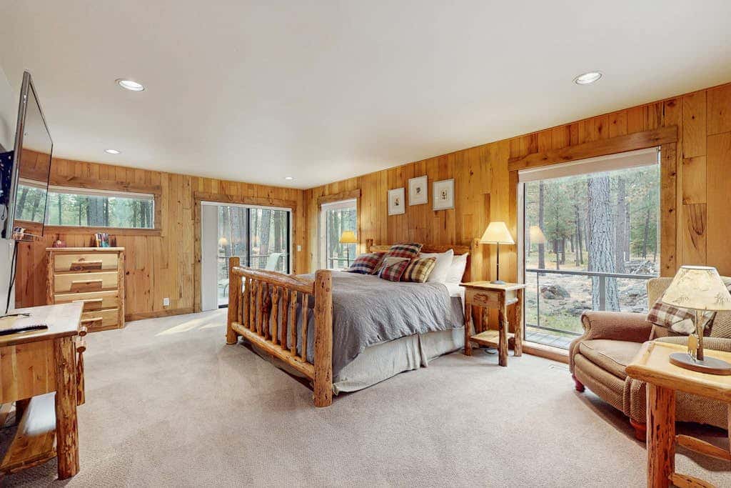 Spacious dog-friendly home with private hot tub, deck, basketball court & WIFI