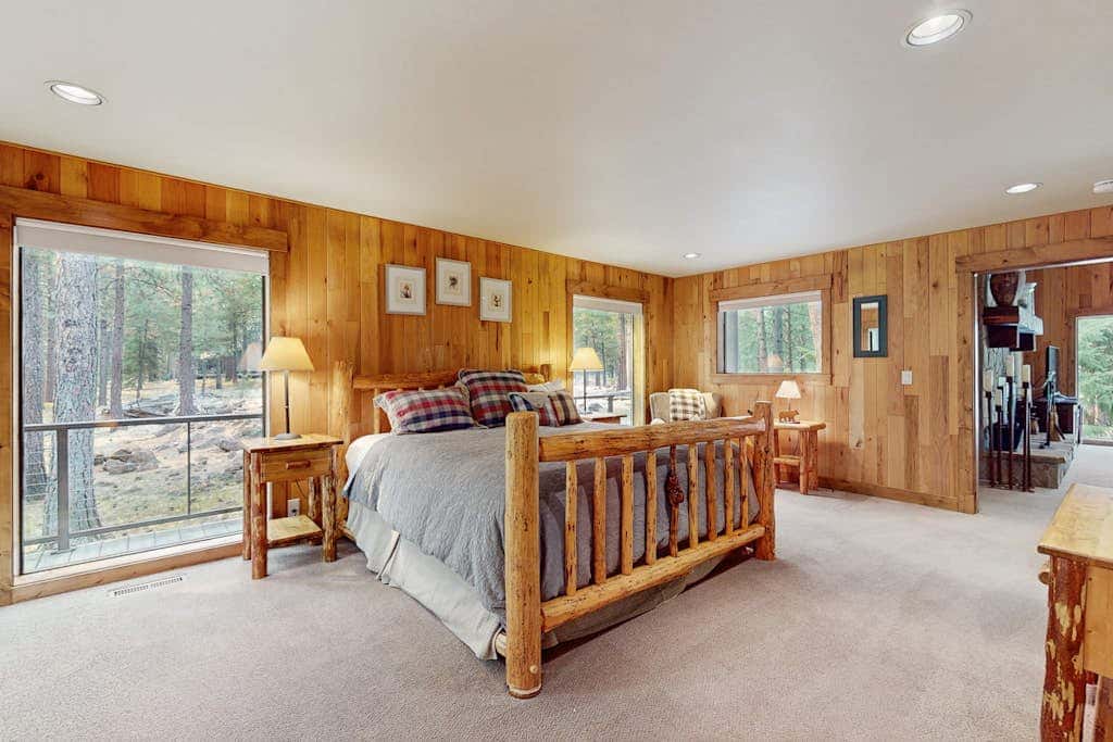 Spacious dog-friendly home with private hot tub, deck, basketball court & WIFI