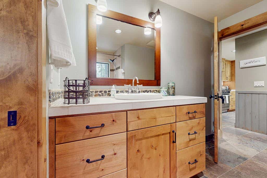 Spacious dog-friendly home with private hot tub, deck, basketball court & WIFI