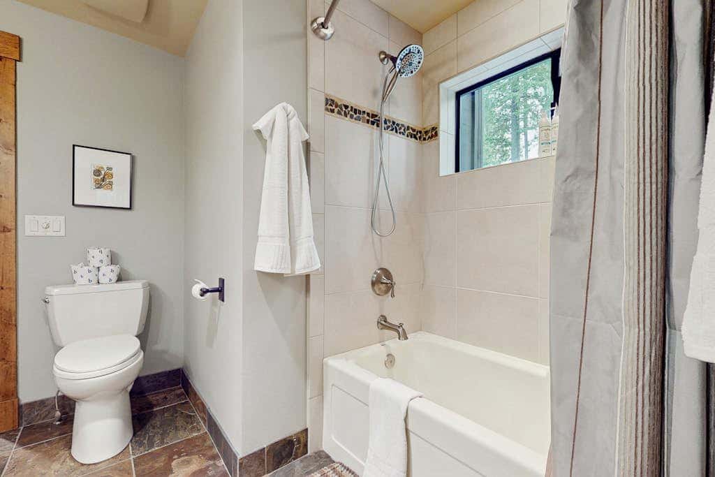 Spacious dog-friendly home with private hot tub, deck, basketball court & WIFI