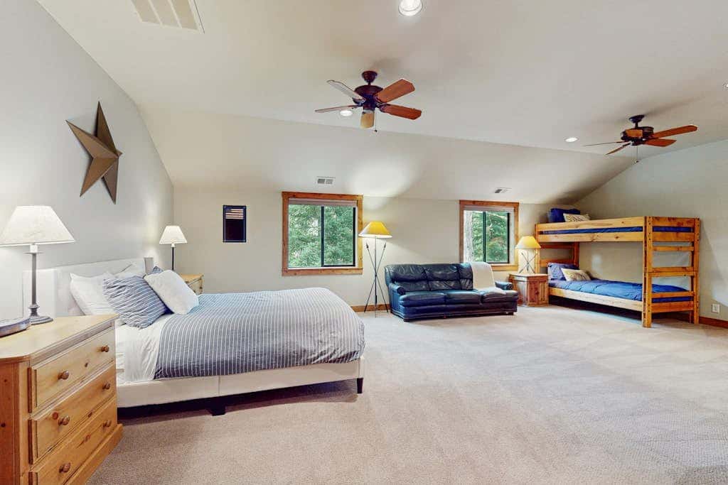 Spacious dog-friendly home with private hot tub, deck, basketball court & WIFI