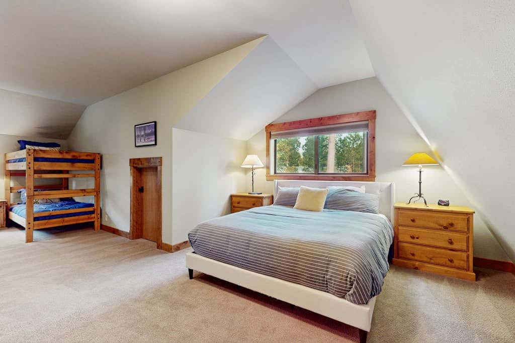 Spacious dog-friendly home with private hot tub, deck, basketball court & WIFI