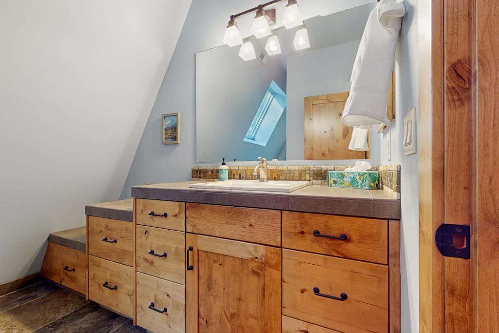 Spacious dog-friendly home with private hot tub, deck, basketball court & WIFI