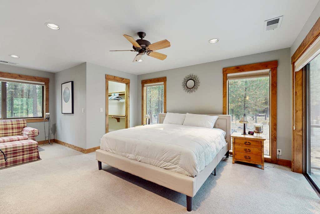 Spacious dog-friendly home with private hot tub, deck, basketball court & WIFI