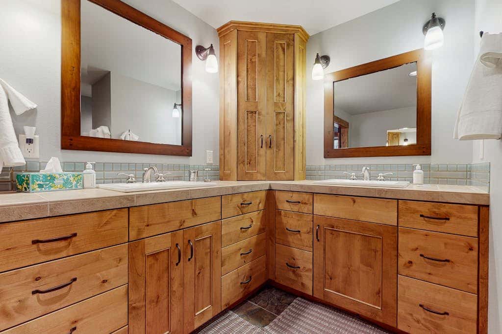 Spacious dog-friendly home with private hot tub, deck, basketball court & WIFI