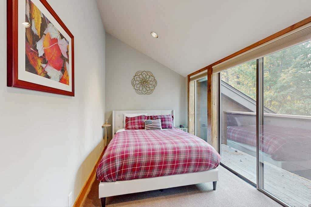 Spacious dog-friendly home with private hot tub, deck, basketball court & WIFI
