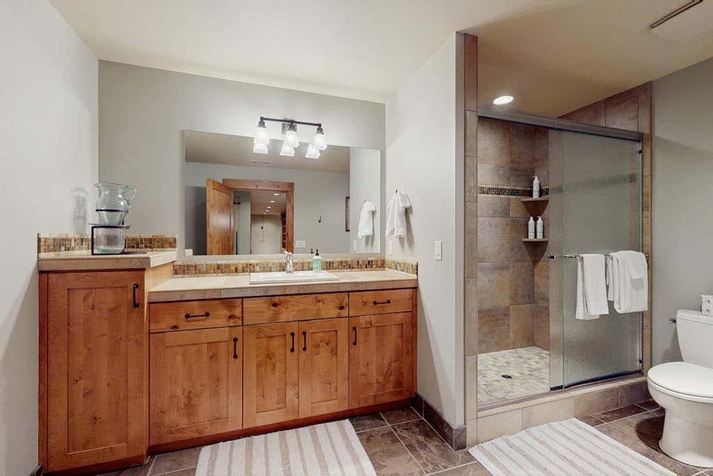 Spacious dog-friendly home with private hot tub, deck, basketball court & WIFI