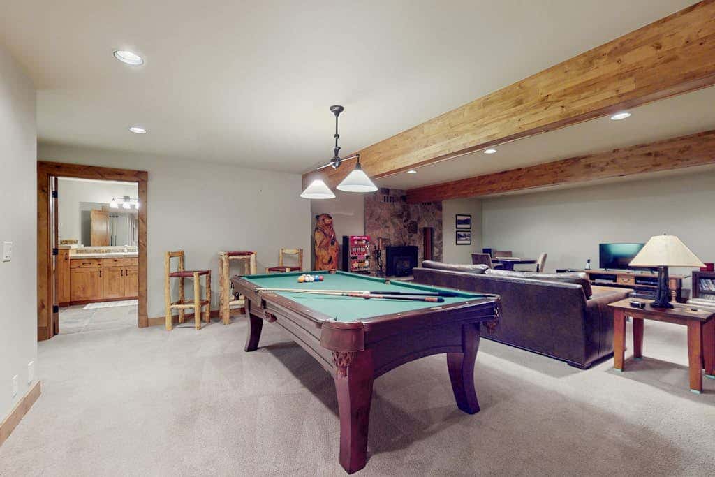 Spacious dog-friendly home with private hot tub, deck, basketball court & WIFI