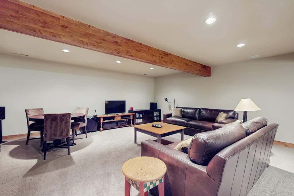 Spacious dog-friendly home with private hot tub, deck, basketball court & WIFI