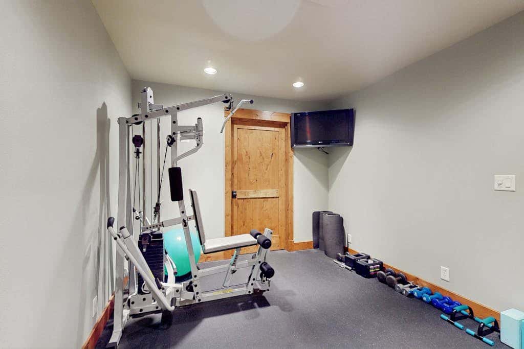 Spacious dog-friendly home with private hot tub, deck, basketball court & WIFI