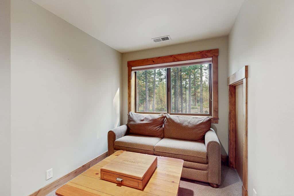 Spacious dog-friendly home with private hot tub, deck, basketball court & WIFI