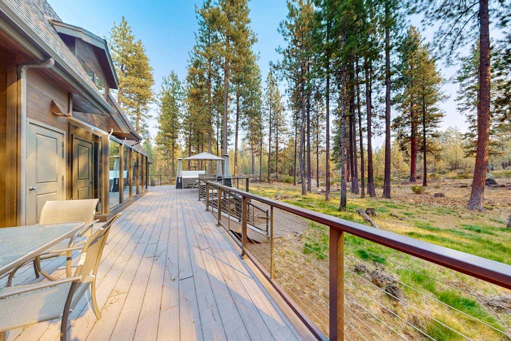 Spacious dog-friendly home with private hot tub, deck, basketball court & WIFI