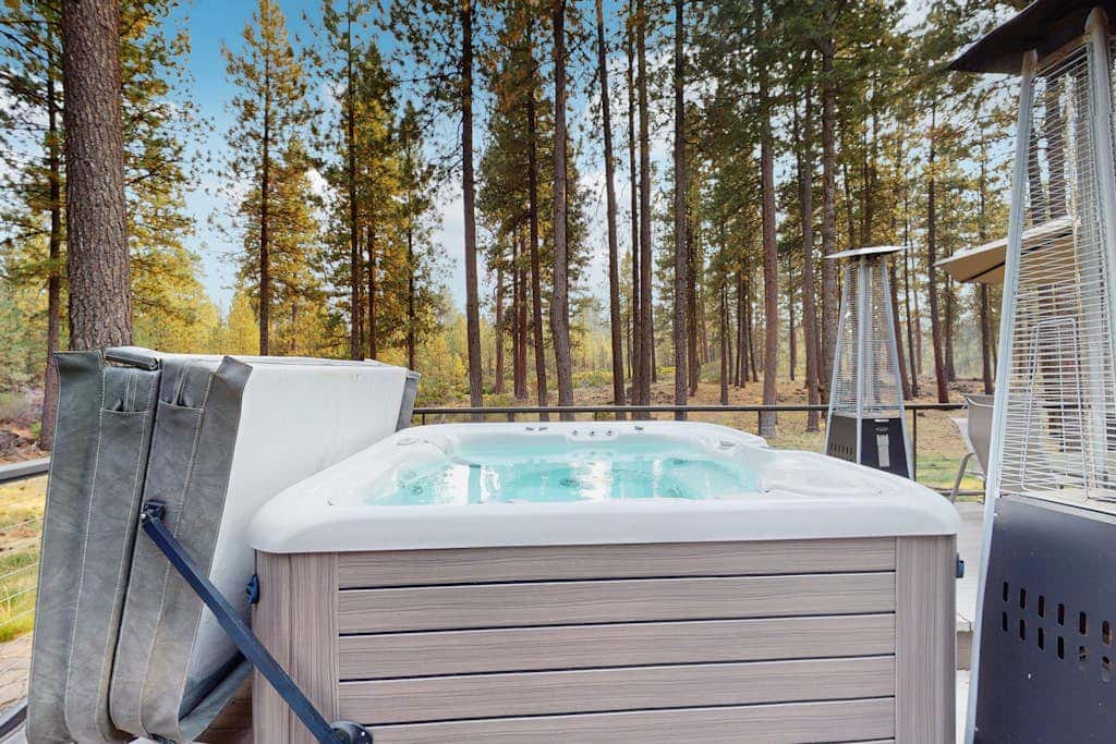 Spacious dog-friendly home with private hot tub, deck, basketball court & WIFI