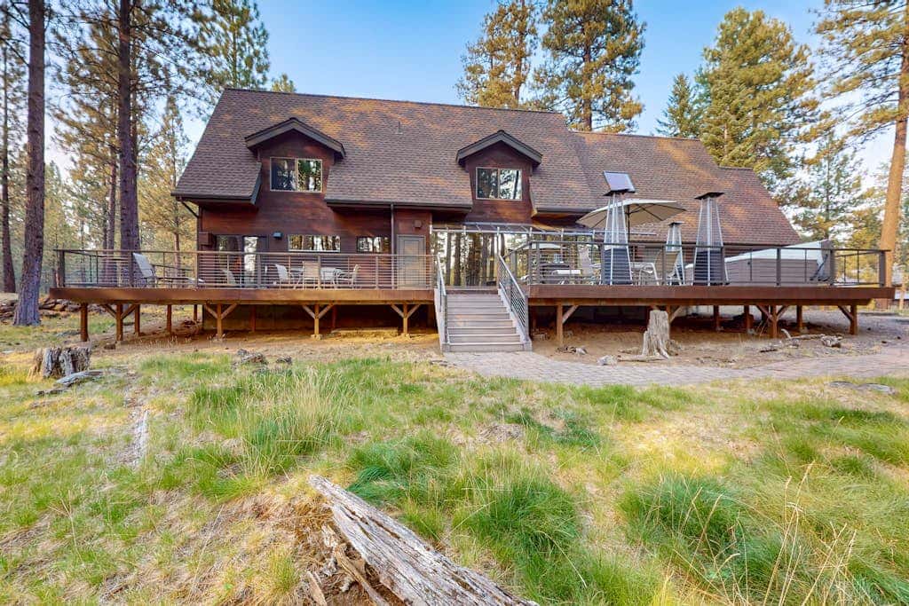Spacious dog-friendly home with private hot tub, deck, basketball court & WIFI