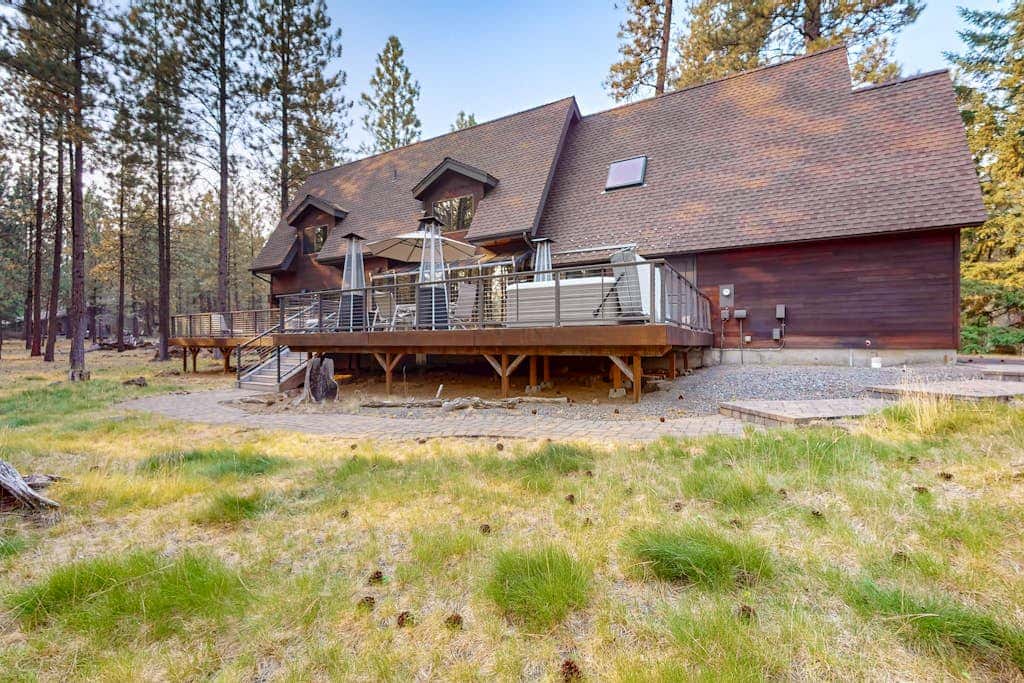 Spacious dog-friendly home with private hot tub, deck, basketball court & WIFI